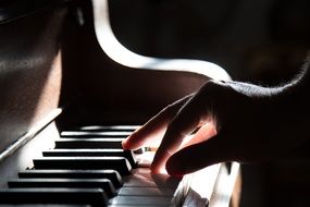 piano hand playing