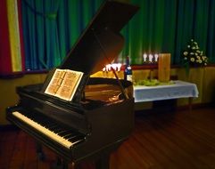 romantic diner with piano and candlelights