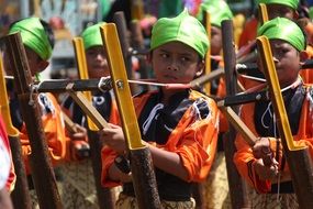 kids are playing on a kenthongan