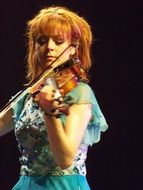 lindsey stirling playing violin