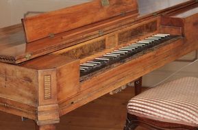 Photo of the spinet piano