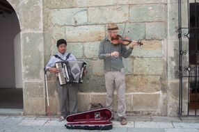 musicians play the violin and accordion