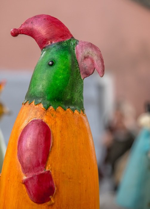 Ceramic figurine in the form of a parrot