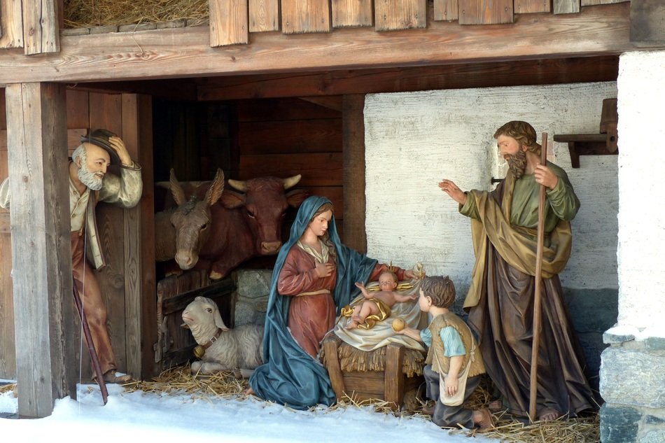 figures in the crib showing the history of Nativity