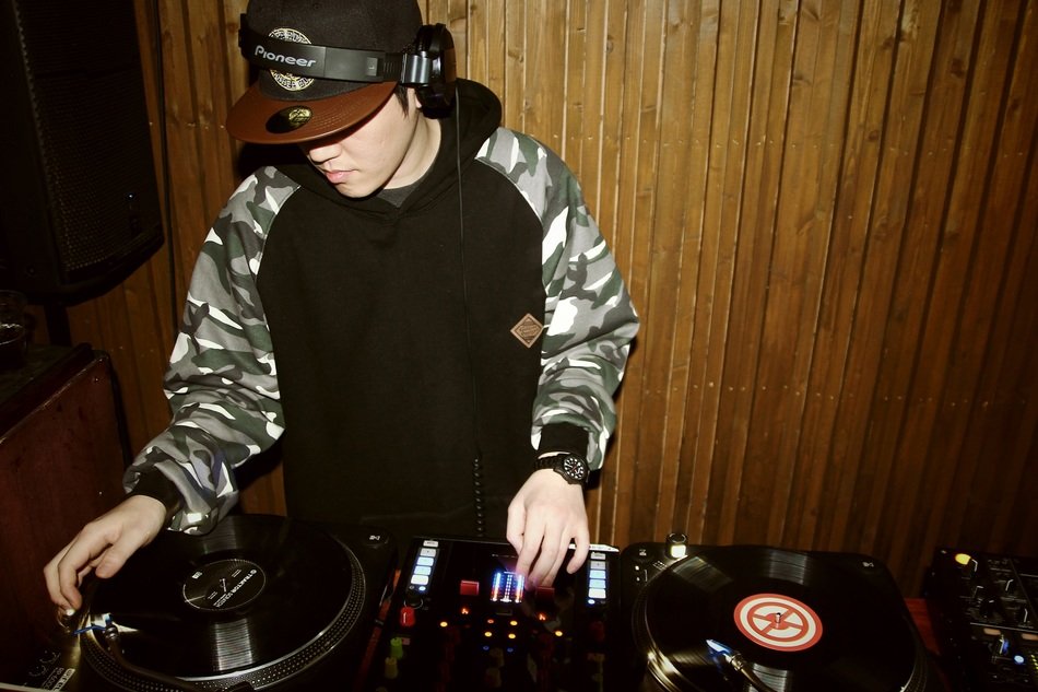 hip-hop dj playing music records