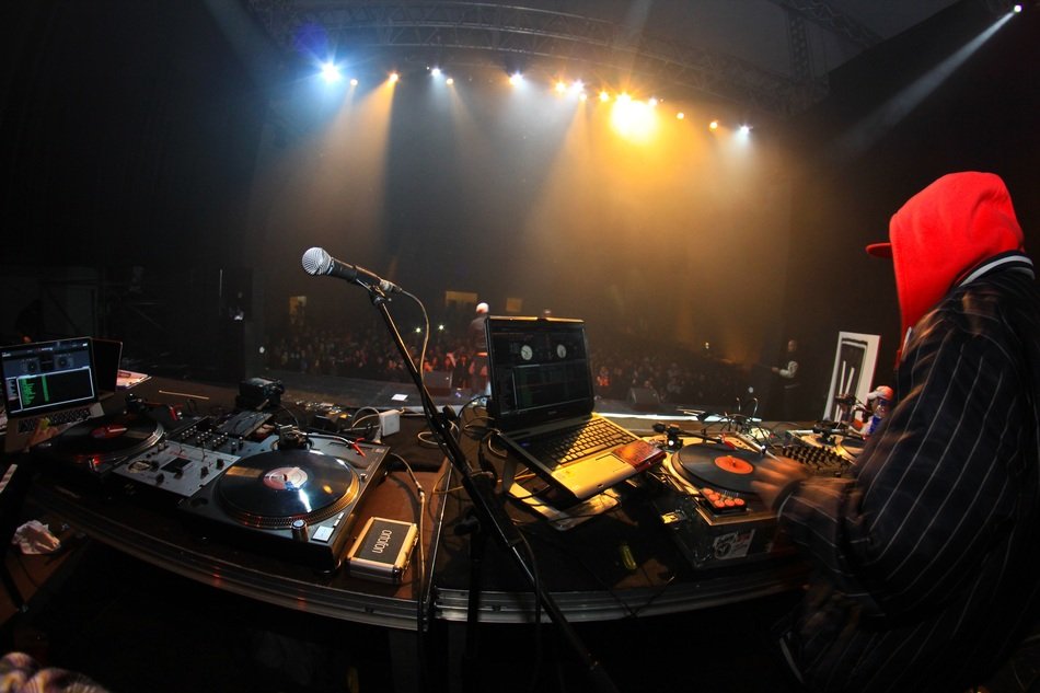 musician at the console at a concert