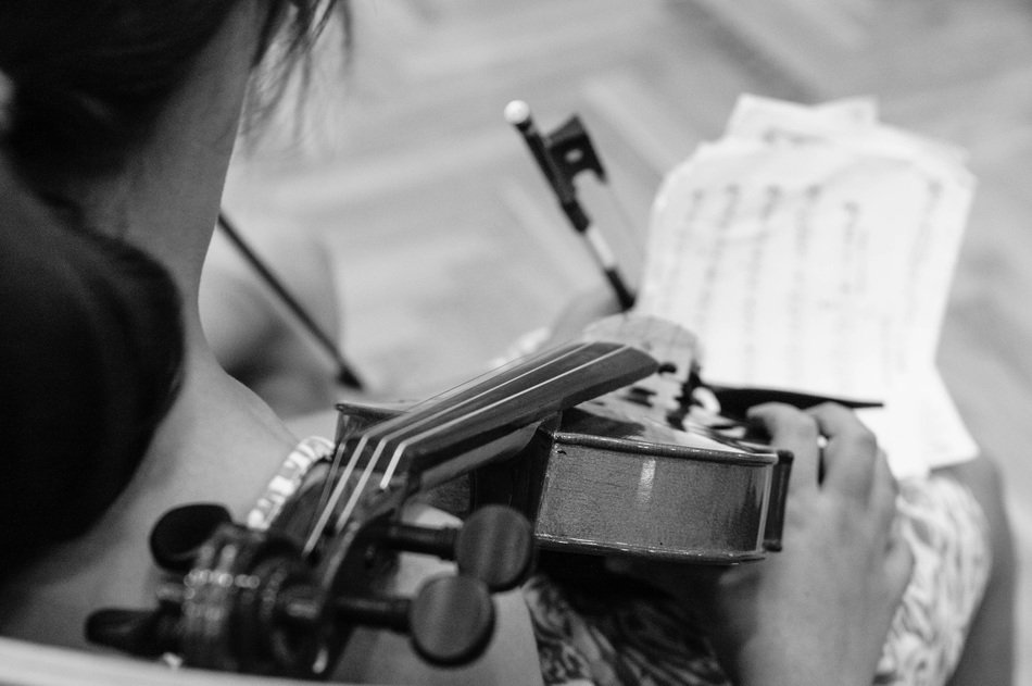 musician with violin in hand above notenblatt