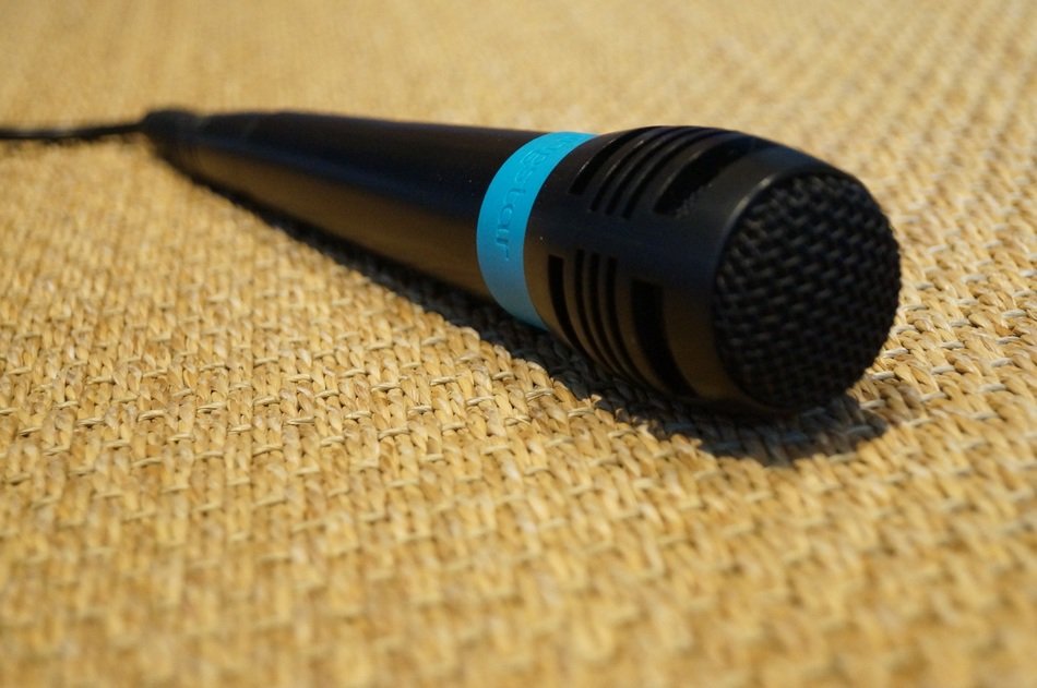 Microphone on a floor