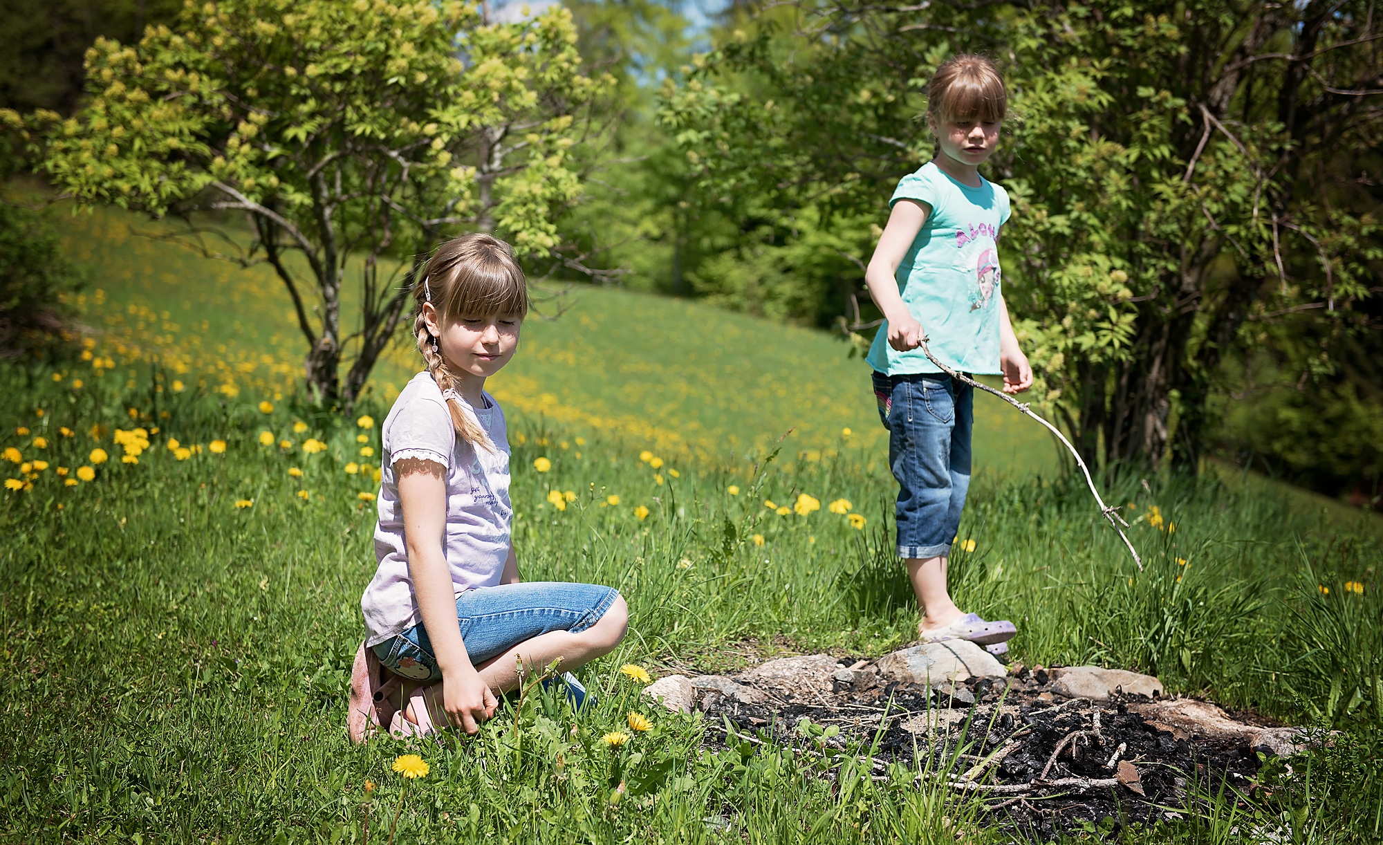 Мальчик писает на девушку. Дети и природа. Дети на природе летом. Мальчик на природе. Девочка на лужайке.