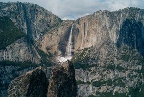 waterfall in the yosemite national park