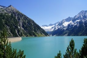 Reservoir foot of the mountain