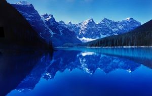 magnificent moraine lake reflection water still