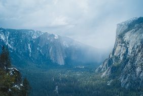 scenic El Capitan peak in the Yosemite national park