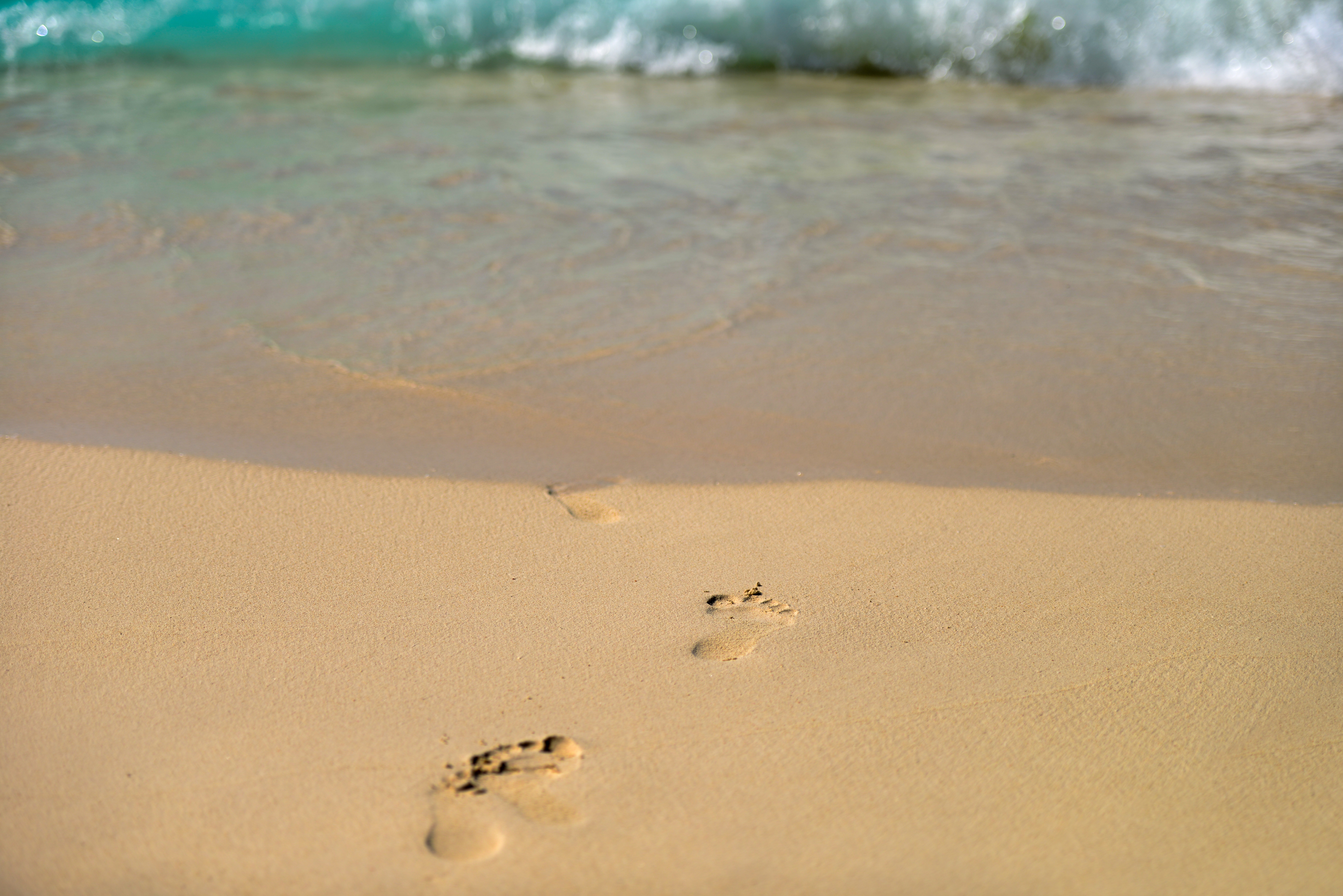 Следы на песке слушать. Песочный пляж. Следы на песке. Пляж море песок. Следы на песке у моря.