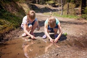 children caught tadpoles in a pool