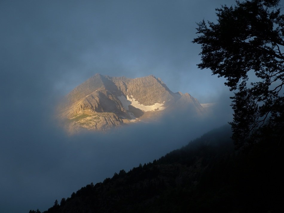 beautiful and delightful cloud mountain