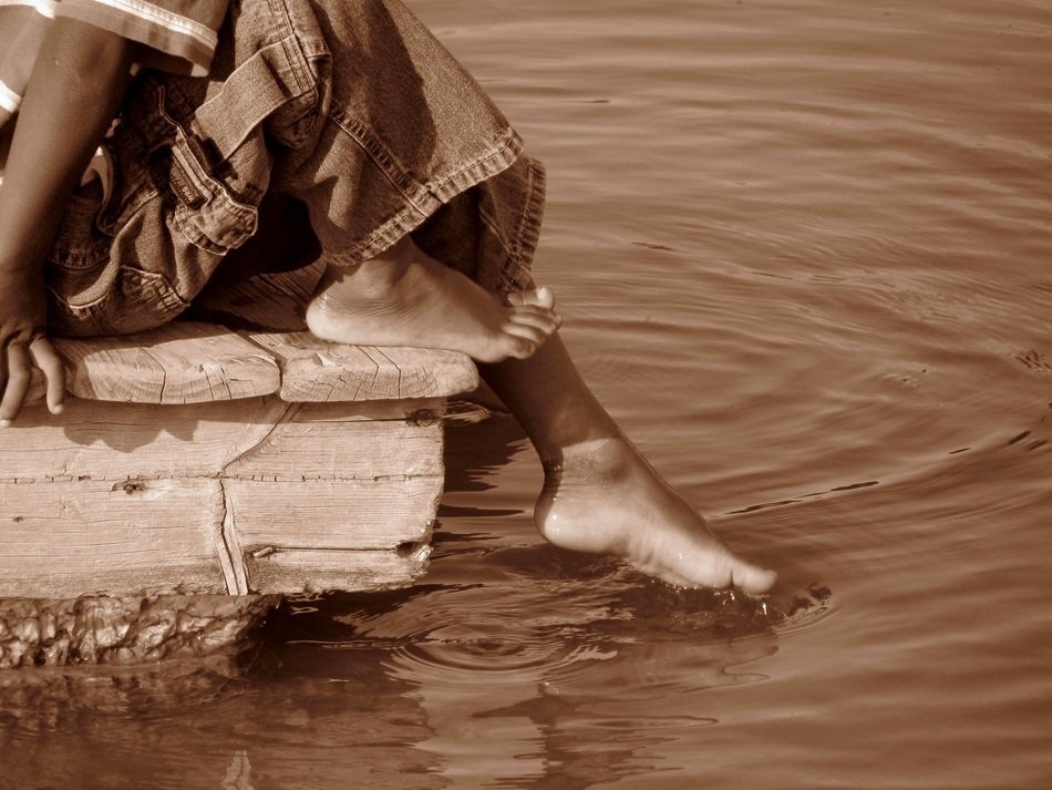 Old photo of the toe in water