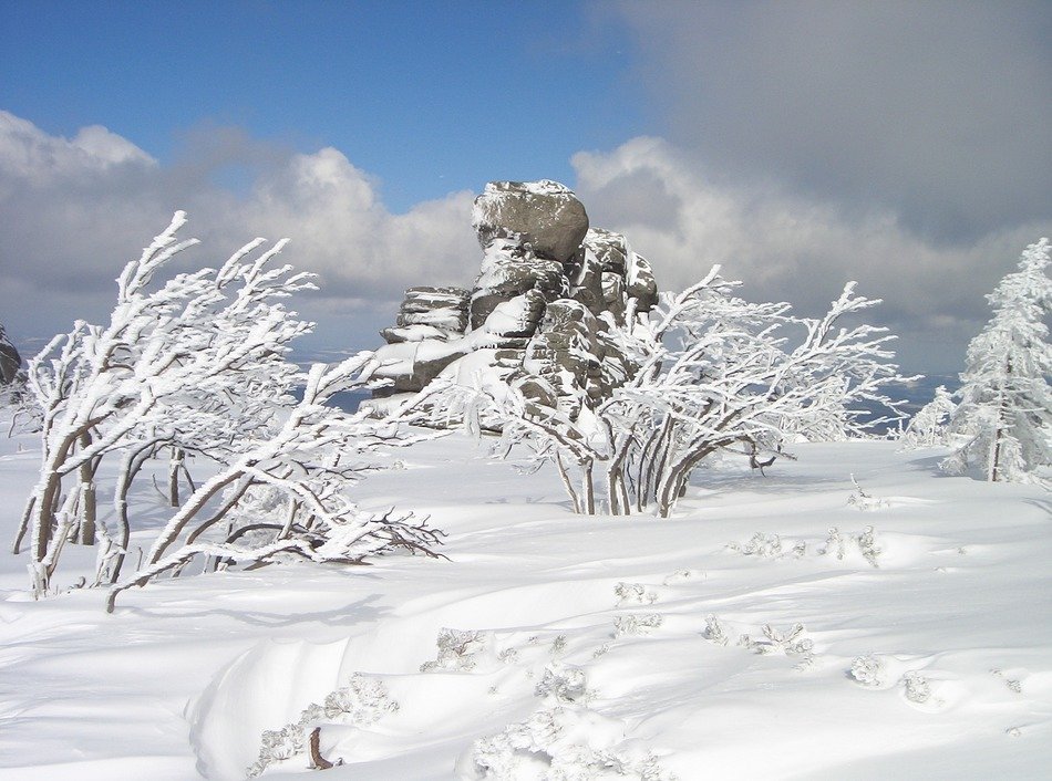 Photo of mountain in the winter
