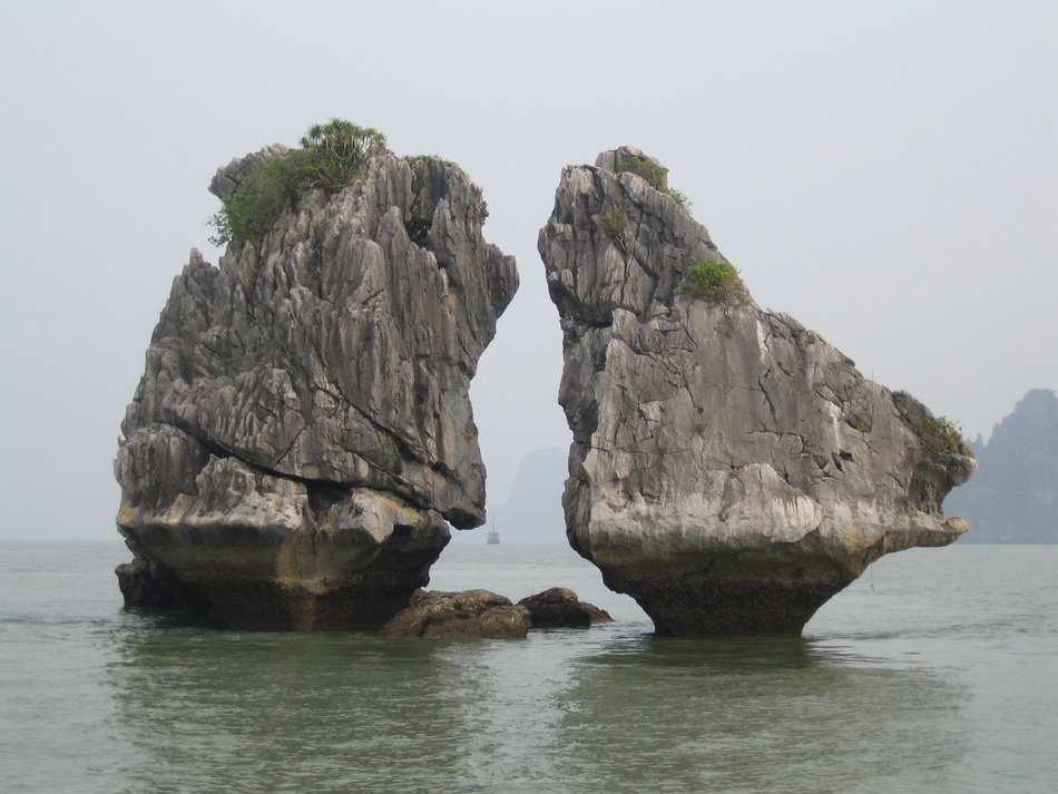 kissing rocks in Vietnam