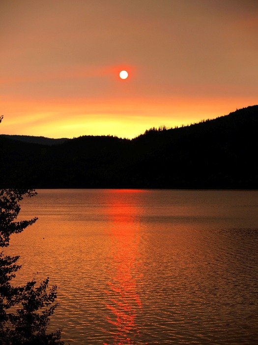 Photo of the sunrise on the lake