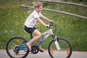 Lateral view of the child by bike