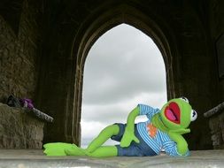 Figurine of a frog on the background of an archway