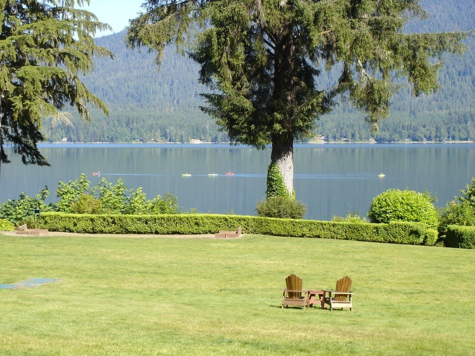 loungers and a table in Washington's national park against the backdrop of the lake