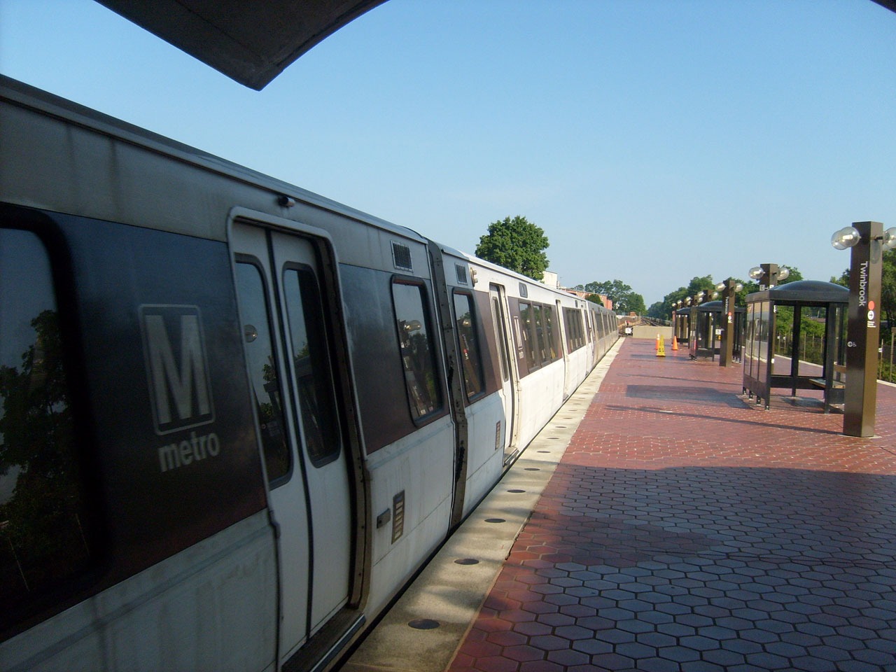 Split train. Пассажирские поезда на МЦК... Platform at the Station. Metro Traffic. The Train at 5 30 from platform Five.