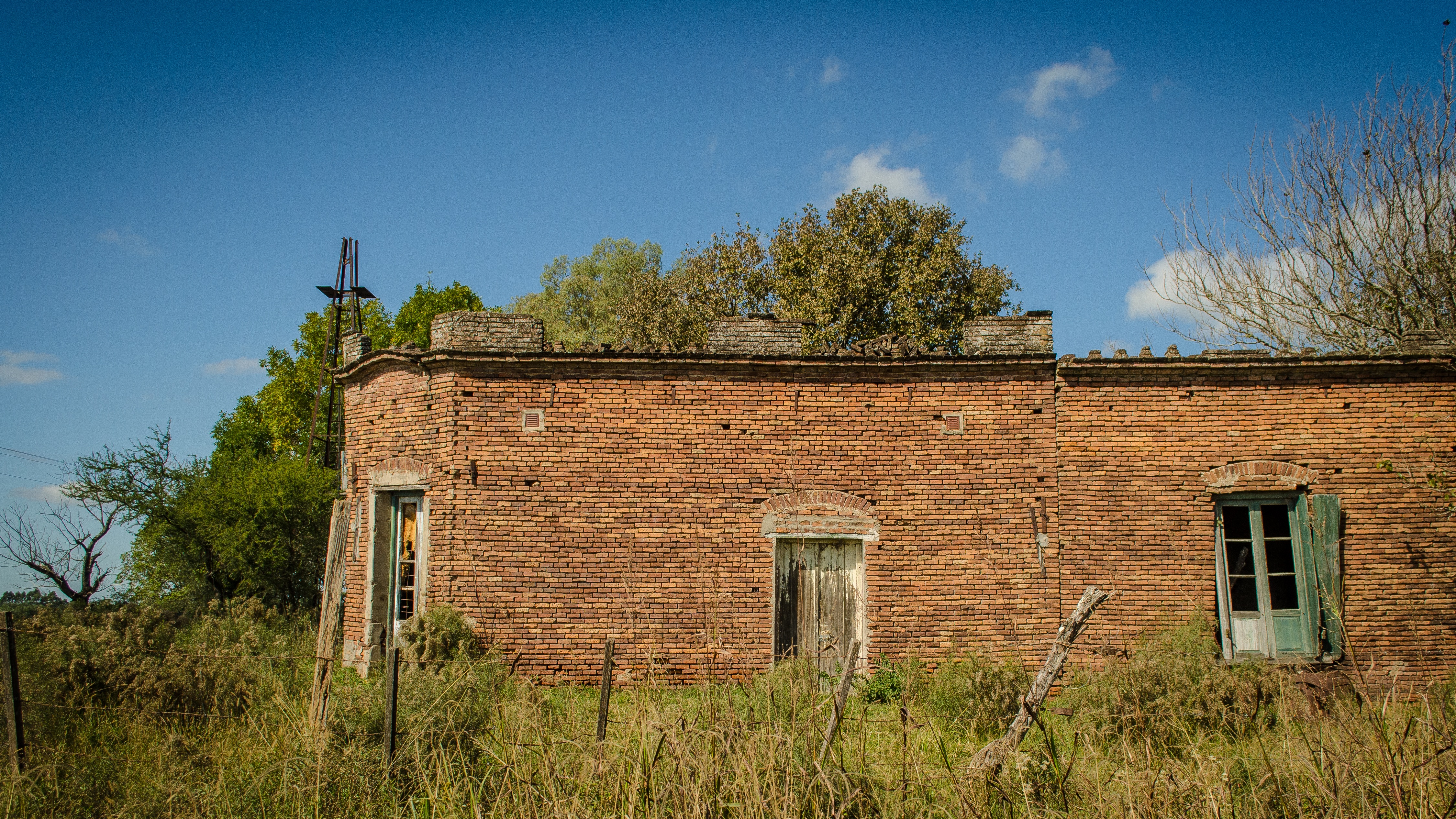 Заброшенные кирпичные дома в деревне