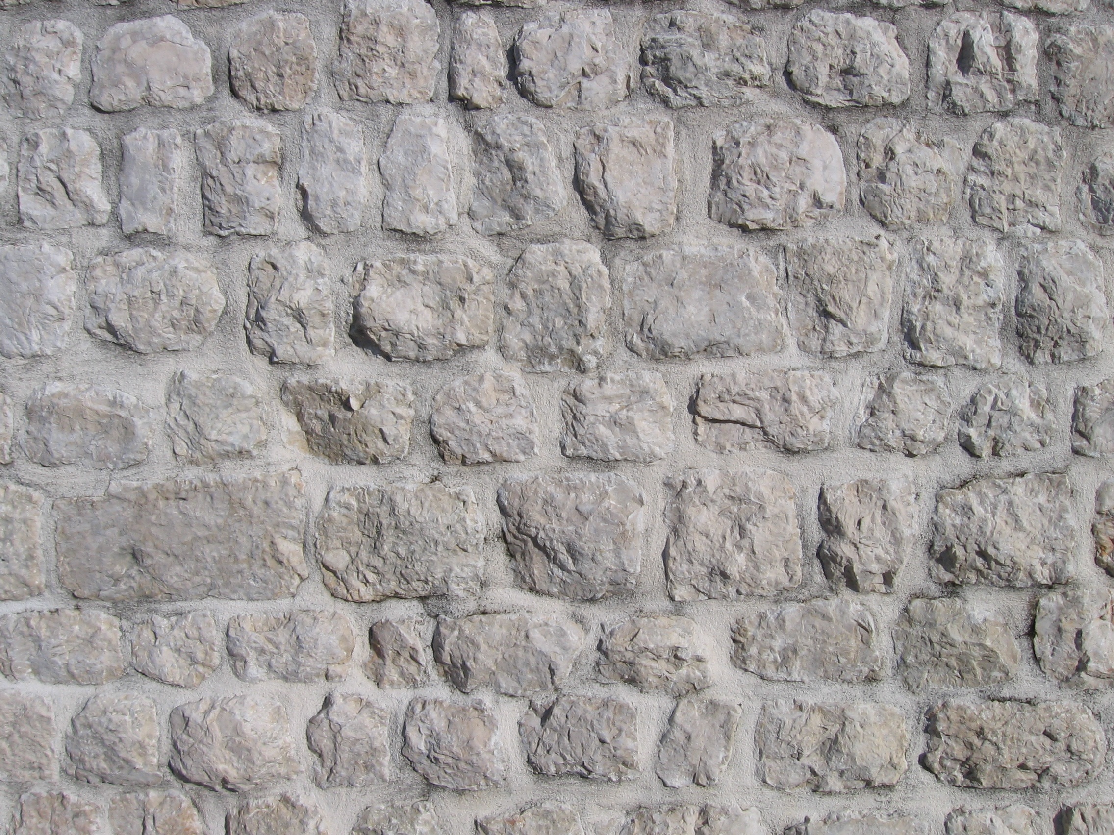 Стена из белого камня