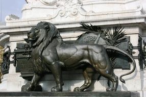 lion statue monument