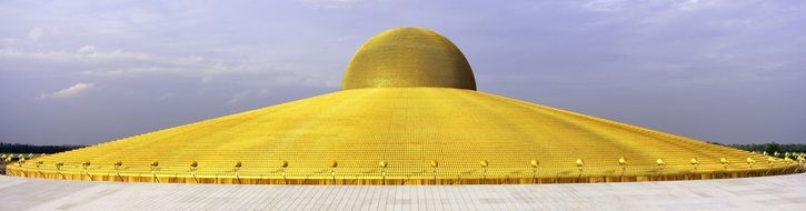 golden dhammakaya pagoda