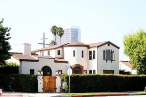 white mansion behind hedge, filming locations, usa, california, los angeles