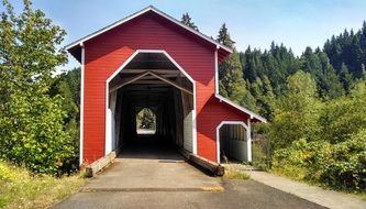 red covered bridge in oregon