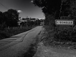 l'echelle sign road