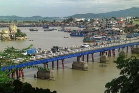 vietnam bay with the cityscape