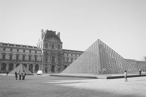 picture of louvre in black and white