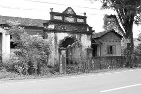 abandoned house white black photo