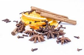cinnamon, cloves and orange slices