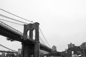 Black and white image of the Brooklyn bridge