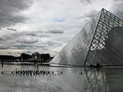 paris louvre pyramid