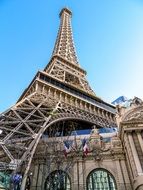 Picture of the eiffel tower in Paris