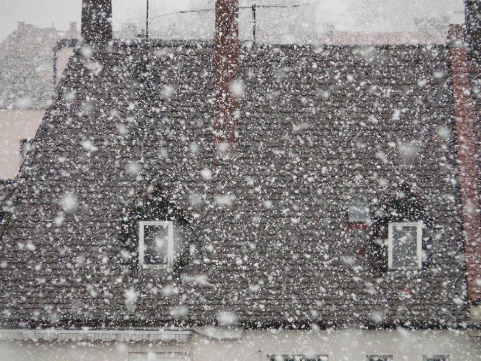 roof of the house on snowy weather