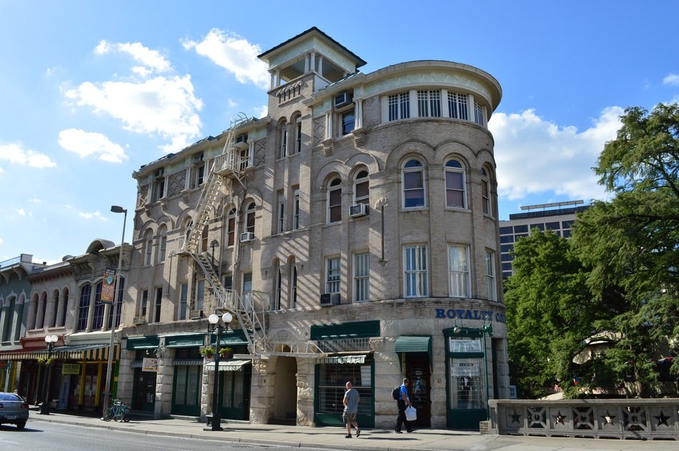 photo of a corner city building