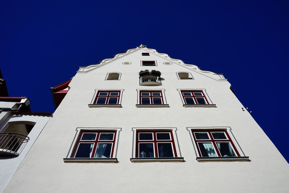 View with the facade of the house and blue sky