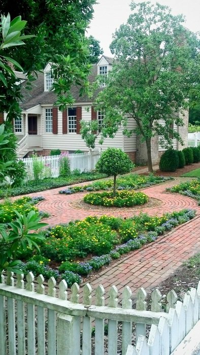 garden in front of the house in colonial style