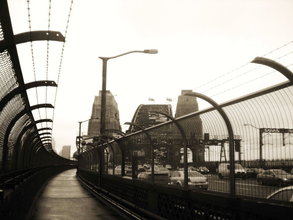 Black and white photo of bridge in the city