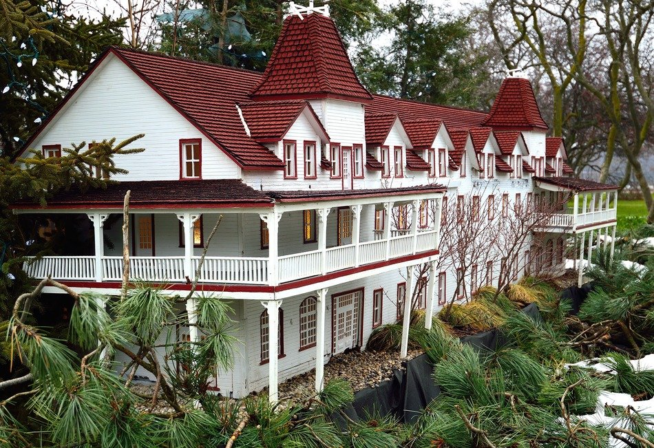 miniature inn in green garden