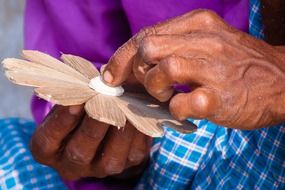making wooden flowers