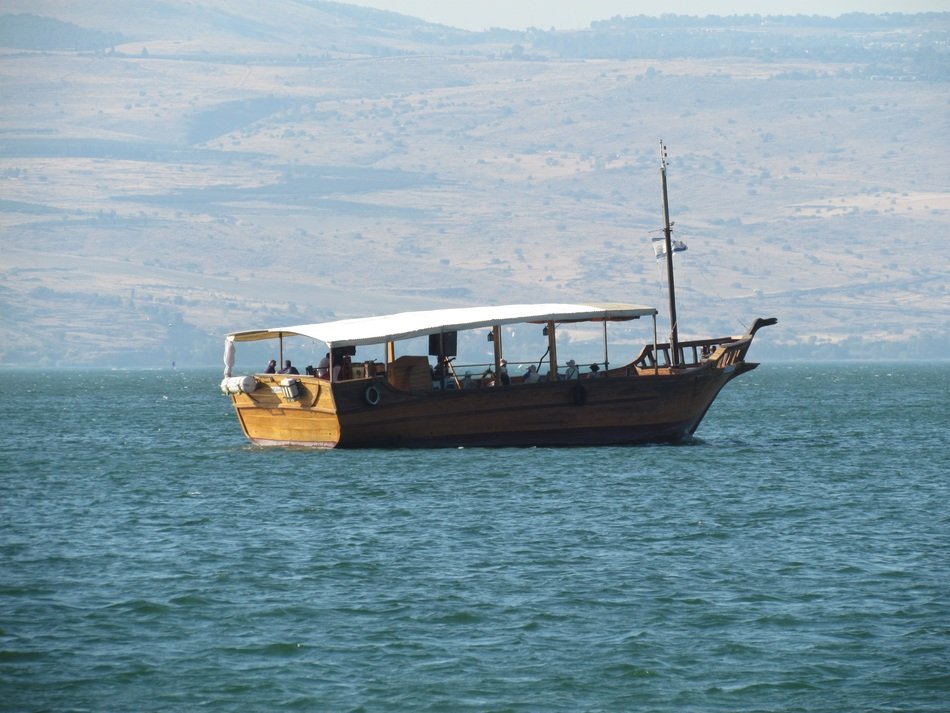 boat in the middle of the lake